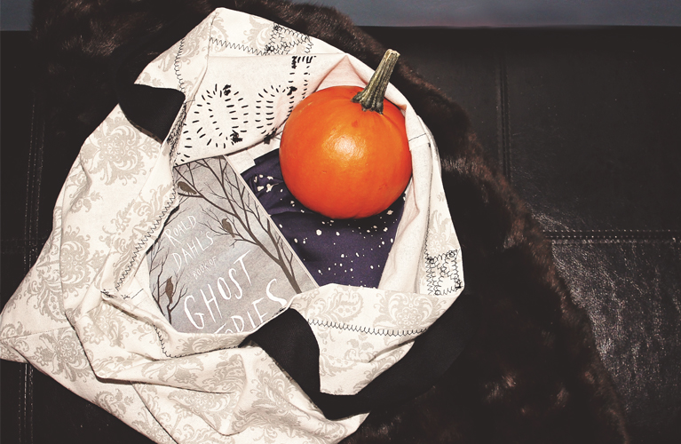 Tea Towel Trick or Treat Bag, make your own Halloween treat bag from two tea towels!